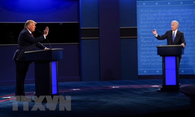 Tổng thống Mỹ Donald Trump (trái) và ứng viên Joe Biden tại vòng tranh luận trực tiếp cuối cùng ở thành phố Nashville, bang Tennesse. (Ảnh: AFP/TTXVN)