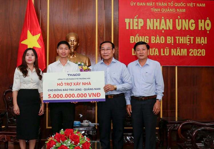 Đại diện của THACO trao tặng 5 tỷ đồng để xây dựng lại ngôi làng cho đồng bào xã Trà Leng, huyện Nam Trà My, tỉnh Quảng Nam
