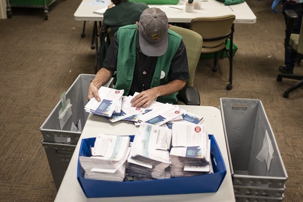 Nhân viên bầu cử Mỹ kiểm phiếu . Ảnh: AFP/TTXVN