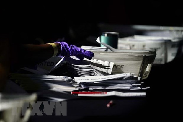 Nhân viên bầu cử kiểm phiếu bầu Tổng thống Mỹ tại Atlanta, bang Georgia, ngày 4/11/2020. (Ảnh: AP/TTXVN)