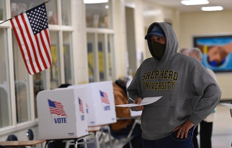 Người dân bỏ phiếu bầu Tổng thống Mỹ. (Ảnh: AFP/TTXVN)