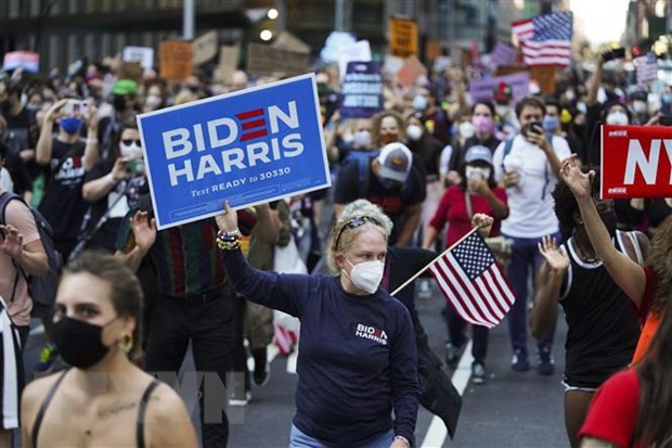 Người ủng hộ ông Biden tập trung tại Quảng trường Thời Đại ở New York, Mỹ, ngày 7/11/2020. (Ảnh: THX/TTXVN)