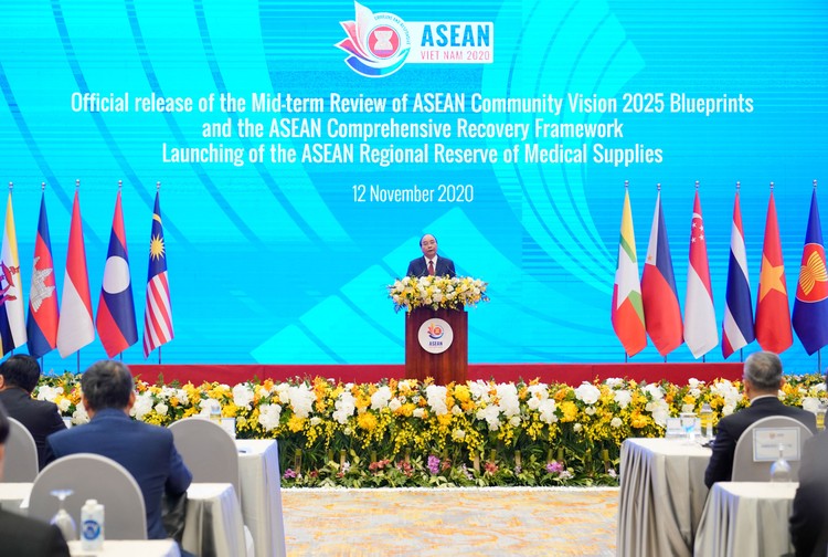 Thủ tướng Nguyễn Xuân Phúc đề nghị ASEAN nỗ lực giữ vững đà hợp tác và liên kết khu vực, triển khai đầy đủ các mục tiêu đề ra trong Tầm nhìn Cộng đồng ASEAN 2025. Ảnh: Hiếu Nguyễn