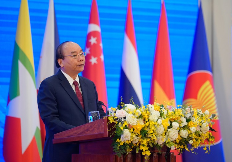 Thủ tướng Nguyễn Xuân Phúc phát biểu khai mạc Hội nghị Cấp cao ASEAN lần thứ 37. Ảnh: VGP/Quang Hiếu