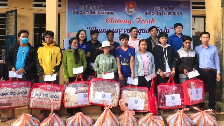 Đoàn Thanh niên EVNHCMC phối hợp cùng Đoàn Thanh niên EVNCPC trao quà cho người dân xã A Xan, huyện Tây Giang, tỉnh Quảng Nam