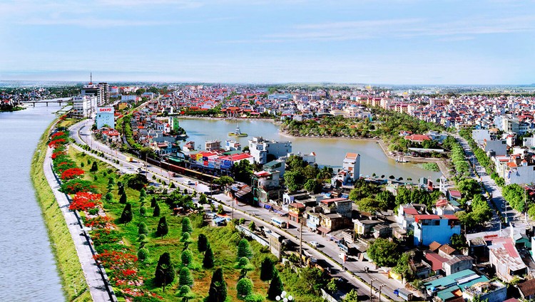 Các hạng mục thuộc Dự án Phát triển các đô thị loại vừa tại Việt Nam - Tiểu dự án TP. Phủ Lý, tỉnh Hà Nam được triển khai từ năm 2011 đã góp phần cải thiện bộ mặt đô thị. Ảnh: St