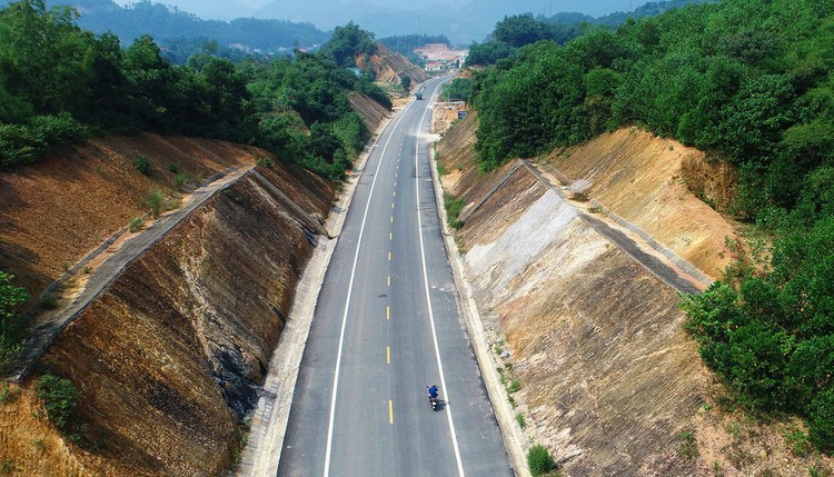 Cao tốc Hà Nội - Hòa Bình thông xe và cao tốc Hòa Bình - Mộc Châu được phê duyệt chủ trương đầu tư thúc đẩy sự phát triển của các dự án bất động sản tại Mộc Châu. Ảnh: Bá Đô
