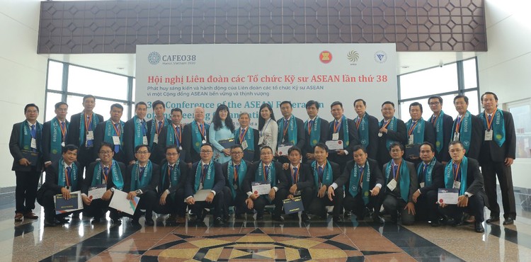 Các kỹ sư của EVNHCMC nhận chứng chỉ Kỹ sư chuyên nghiệp ASEAN