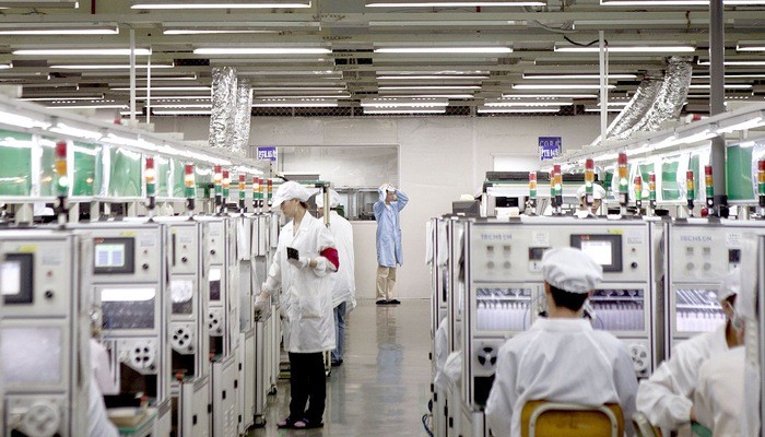 Trong một nhà máy của Foxconn - Ảnh: Bloomberg.