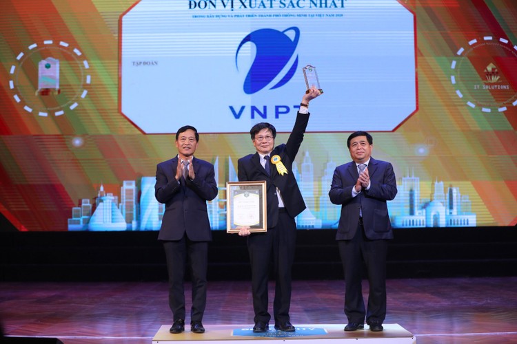 Đại diện Tập đoàn VNPT nhận giải thưởng Doanh nghiệp xuất sắc cung cấp giải pháp CNTT cho thành phố thông minh 2020