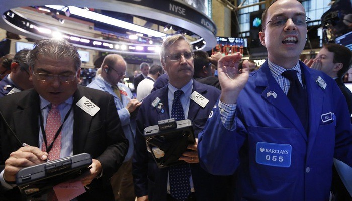 Các nhà giao dịch cổ phiếu trên sàn NYSE ở New York, Mỹ - Ảnh: Reuters