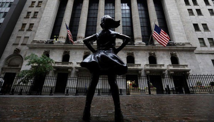 Tượng "Bé gái không sợ hãi" ("Fearless girl") đối diện Sở giao dịch chứng khoán New York (NYSE) - Ảnh: Reuters.