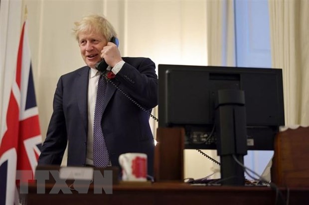 Thủ tướng Anh Boris Johnson trong cuộc điện đàm với Chủ tịch Ủy ban châu Âu Ursula von der Leyen, thảo luận khả năng họp thượng đỉnh về thỏa thuận hậu Brexit. (Ảnh: Mirror/TTXVN)
