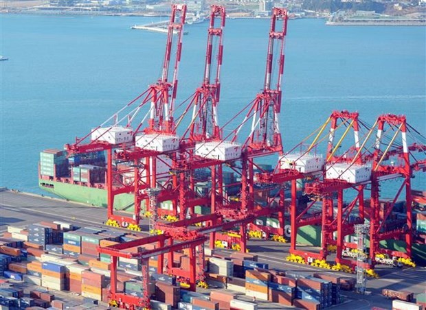 Container hàng hóa được bốc dỡ tại thành phố cảng Busan, Đông Nam Hàn Quốc. (Ảnh: AFP/TTXVN)