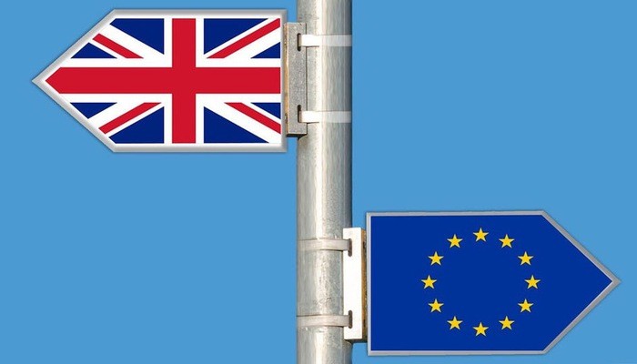 Brexit không có thỏa thuận sẽ là đòn giáng nặng về kinh tế với cả Anh và EU - Ảnh: AP
