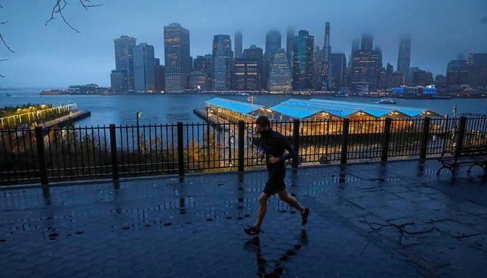 Một người đàn ông chạy bộ ở khu Brooklyn Heights Promenade thuộc quận Manhattan, New York hôm 30/11 - Ảnh: Reuters.