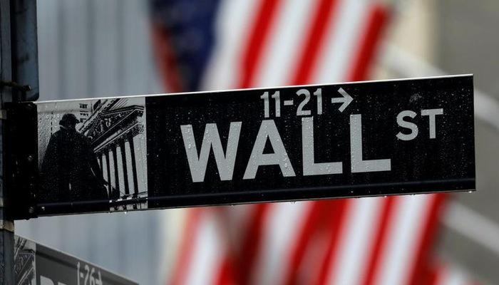 Một biển chỉ đường ở Phố Wall, bên ngoài Sở giao dịch chứng khoán New York (NYSE) thuộc quận tài chính Manhattan, New York, Mỹ - Ảnh: Reuters.