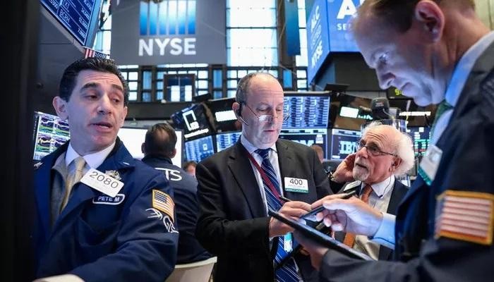 Các nhà giao dịch trên sàn NYSE ở New York,Mỹ - Ảnh: Reuters.