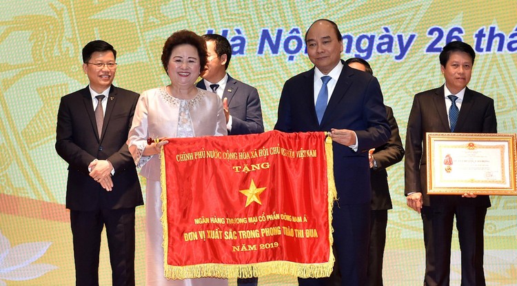 SeABank được Thủ tướng Chính phủ Nguyễn Xuân Phúc trao tặng Cờ thi đua của Chính phủ ghi nhận "Đơn vị xuất sắc trong phong trào thi đua năm 2019"