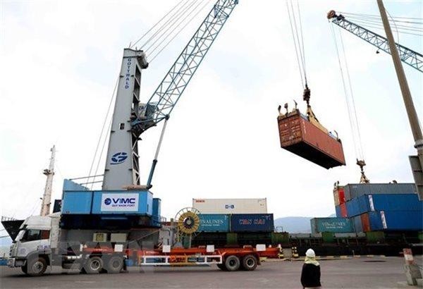 Các ngành hàng xuất khẩu Việt Nam đang gặp khó khăn chung là thiếu container rỗng để đóng hàng và giá cước vận chuyển đường biển tăng một cách đột biến. Trong ảnh là hoạt động bốc dỡ hàng hóa tại Cảng Quy Nhơn. Ảnh: TTXVN