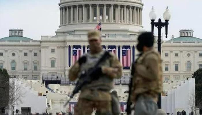 Binh sỹ Vệ binh Quốc gia đứng gác bên ngoài tòa nhà Quốc hội Mỹ ở Washington DC ngày 17/1 - Ảnh: Reuters.