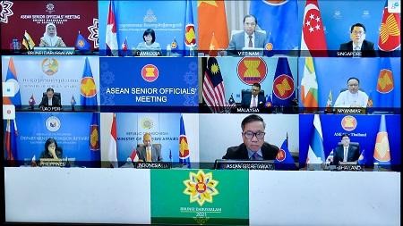 Trưởng SOM các nước ASEAN cùng Phó Tổng Thư ký ASEAN tham dự hội nghị trực tuyến - Ảnh: BNG