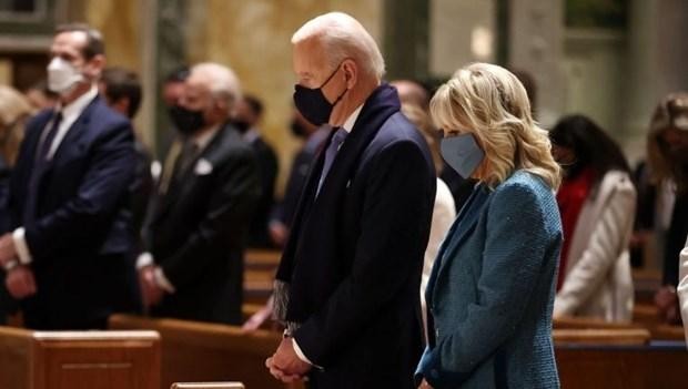 Ông Joe Biden và vợ tại nhà thờ St Matthew. (Nguồn: fox5dc.com)
