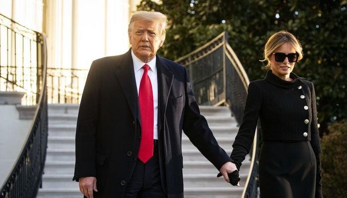 Cựu Tổng thống Donald Trump và phu nhân Melania Trump rời Nhà Trắng sáng ngày 20/1 - Ảnh: Bloomberg