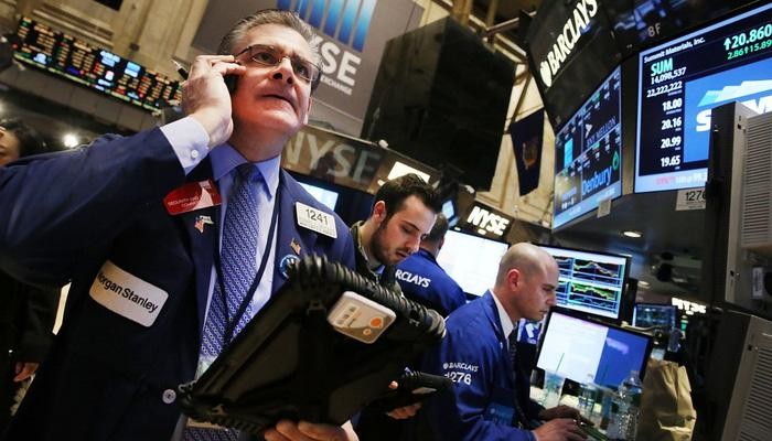 Các nhà giao dịch cổ phiếu trên sàn NYSE ở New York, Mỹ - Ảnh: AP.