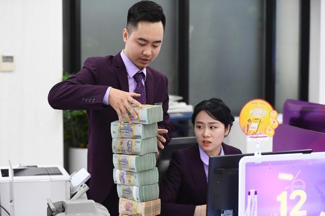Nhân viên nhiều ngân hàng hiện nay đang sở hữu mức thu nhập nghìn USD mỗi tháng. Ảnh: Hoàng Hà.