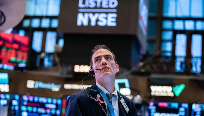 Một nhà giao dịch cổ phiếu trên sàn NYSE ở New York, Mỹ - Ảnh: Bloomberg.