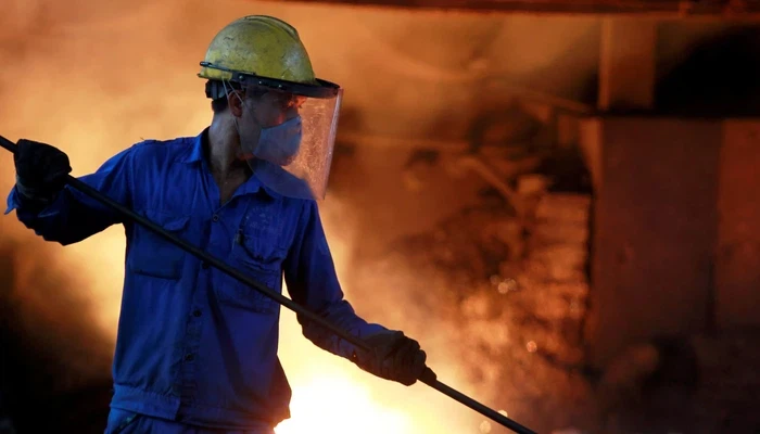 Một công nhân làm việc trong nhà máy thép của Hòa Phát - Ảnh: Reuters/Nikkei.