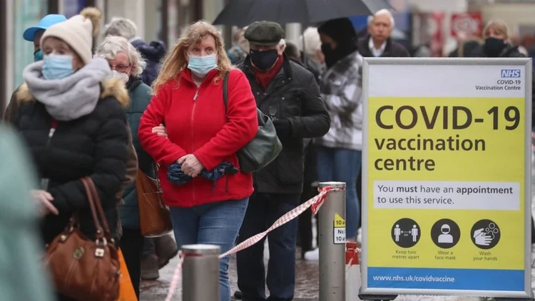 Người dân xếp hàng chờ tiêm vaccine Covid-19 tại Anh - Ảnh: AP