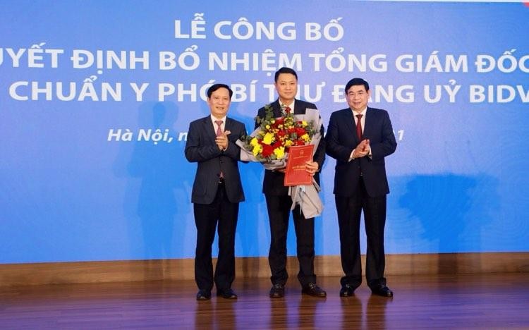 Tân Tổng giám đốc BIDV, ông Lê Ngọc Lâm (đứng giữa)