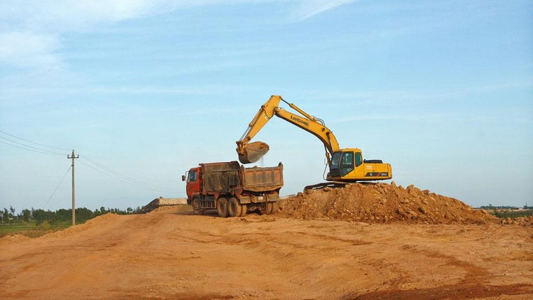Tổng trữ lượng các mỏ vật liệu đất đắp không đáp ứng nhu cầu cho 6/11 dự án thành phần cao tốc Bắc – Nam. Ảnh minh họa: Tường Lâm