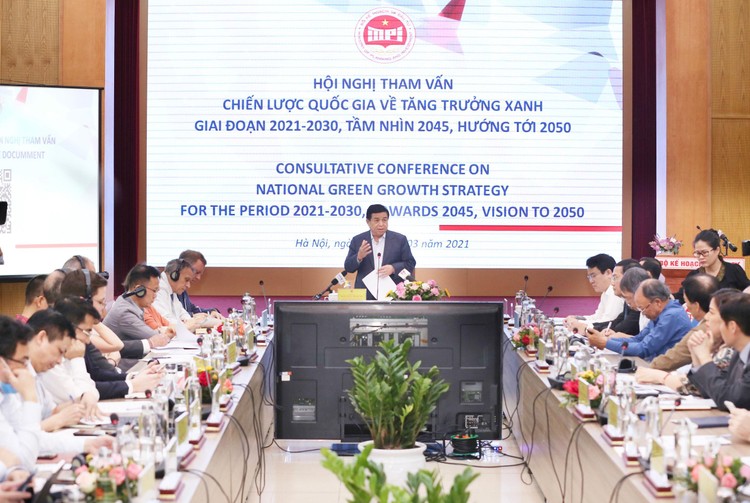 Bộ trưởng Bộ Kế hoạch và Đầu tư Nguyễn Chí Dũng phát biểu tại Hội nghị tham vấn Dự thảo Chiến lược quốc gia về tăng trưởng xanh giai đoạn 2021 - 2030, tầm nhìn 2045, hướng tới 2050. Ảnh: Việt Anh