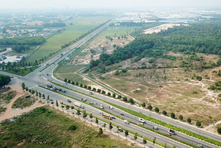 Công ty TNHH Cầu đường Đồng Phú từng trúng 2 gói thầu xây lắp thuộc Dự án Xây dựng đường giao thông phía tây Quốc lộ 13 kết nối Chơn Thành - Hoa Lư. Ảnh minh họa: Song Lê