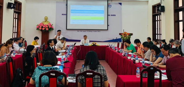 Đại diện nhóm nghiên cứu của CIEM trình bày tại Hội thảo công bố Báo cáo Nghiên cứu các vấn đề về giới trong di cư trong nước và tái cơ cấu kinh tế ở Việt Nam ngày 23/4 tại Hà Nội