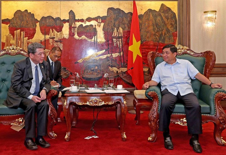 Bộ trưởng Bộ Kế hoạch và Đầu tư Nguyễn Chí Dũng trao đổi với Ban lãnh đạo mới của Diễn đàn Doanh nghiệp Việt Nam (VBF) về việc tổ chức VBF năm 2021. Ảnh: Trương Gia