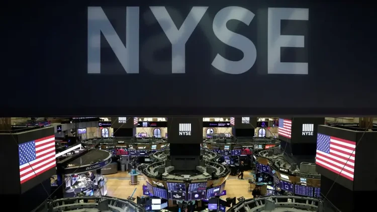 Quang cảnh sàn giao dịch ở Sở giao dịch chứng khoán New York (NYSE) - Ảnh: Reuters.