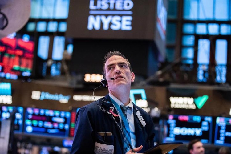 Một nhà giao dịch cổ phiếu trên sàn NYSE ở New York, Mỹ - Ảnh: Reuters.B