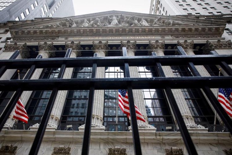 Mặt trước Sở giao dịch chứng khoán New York (NYSE) - Ảnh: Reuters.