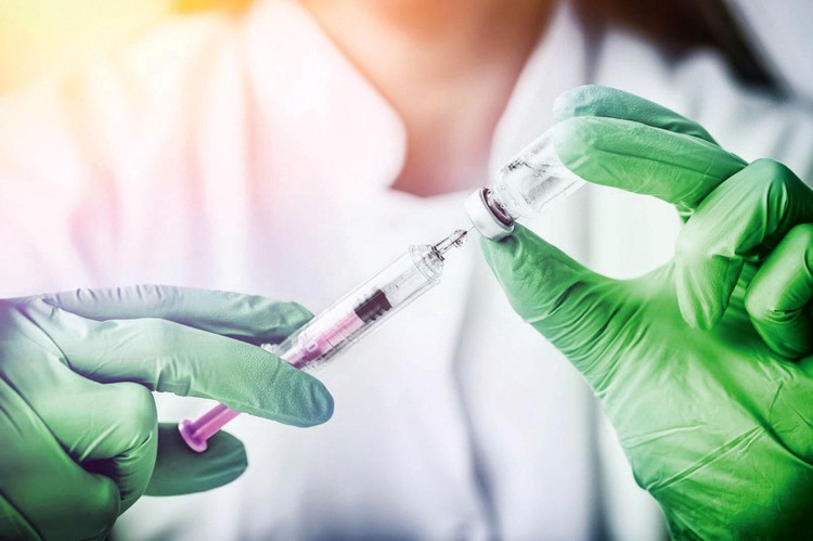 Việc triển khai tiêm vắc xin phòng Covid-19 trên diện rộng sẽ tạo điều kiện thuận lợi cho doanh nghiệp phục hồi và phát triển sản xuất, kinh doanh, từ đó thúc đẩy tăng trưởng kinh tế.