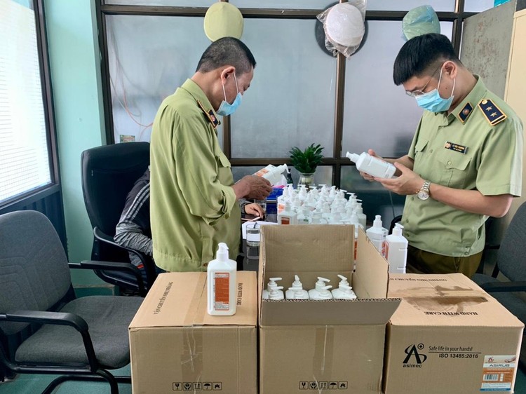 Phát hiện lô hàng nước sát khuẩn tay có dấu hiệu giả mạo ASIRUB tại Hà Nội
