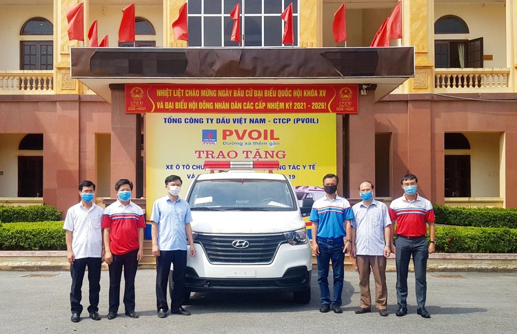 PVOIL tặng xe cứu thương phục vụ công tác phòng chống dịch Covid-19 cho huyện Kim Động, tỉnh Hưng Yên