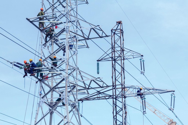 Dự án Đường dây 500 kV mạch 3 có quy mô xây dựng mới gần 742 km đường dây 500 kV mạch kép với 1.608 vị trí cột, đi qua 9 tỉnh, thành phố. Ảnh: Thế Anh