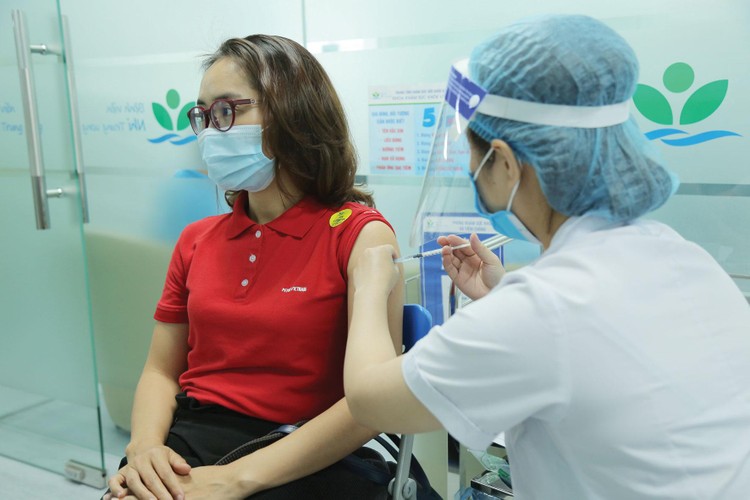 Cùng với việc trao 50 tỷ đồng ủng hộ Quỹ Vaccine phòng Covid-19, Petrovietnam đã triển khai tiêm vaccine ngừa Covid-19 cho người lao động