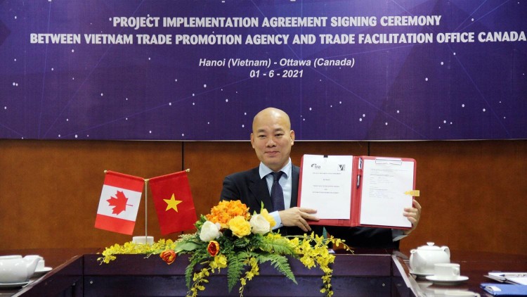Cục trưởng Cục Xúc tiến thương mại Vũ Bá Phú ký kết dự án trực tuyến với Tổ chức Xúc tiến thương mại TFO Canada.