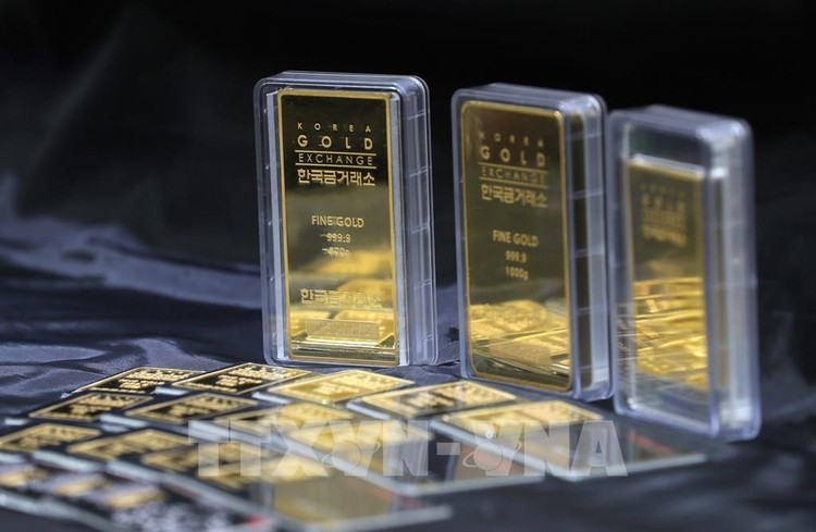 Giá vàng trong nước đang bám sát thị trường thế giới. Ảnh: TTXVN phát
