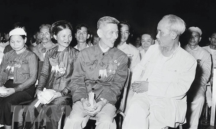 Bác Hồ trong buổi họp mặt đại biểu dự Đại hội liên hoan Anh hùng, Chiến sỹ thi đua Công - Nông - Binh toàn quốc lần thứ II tại Hà Nội (7/7/1958)